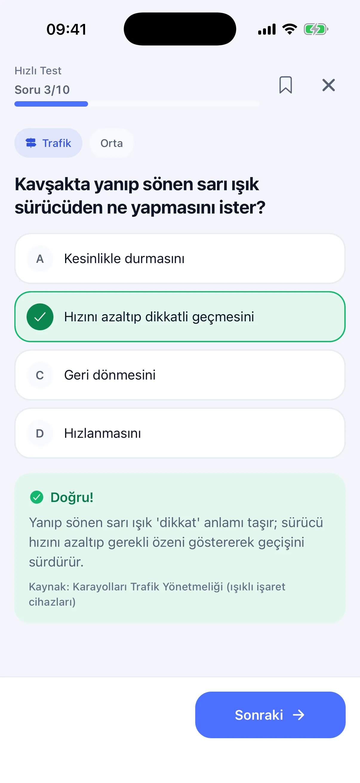 Çözümlü soru ekranı: yanıp sönen sarı ışık sorusu, doğru cevap ve mevzuat kaynaklı açıklama